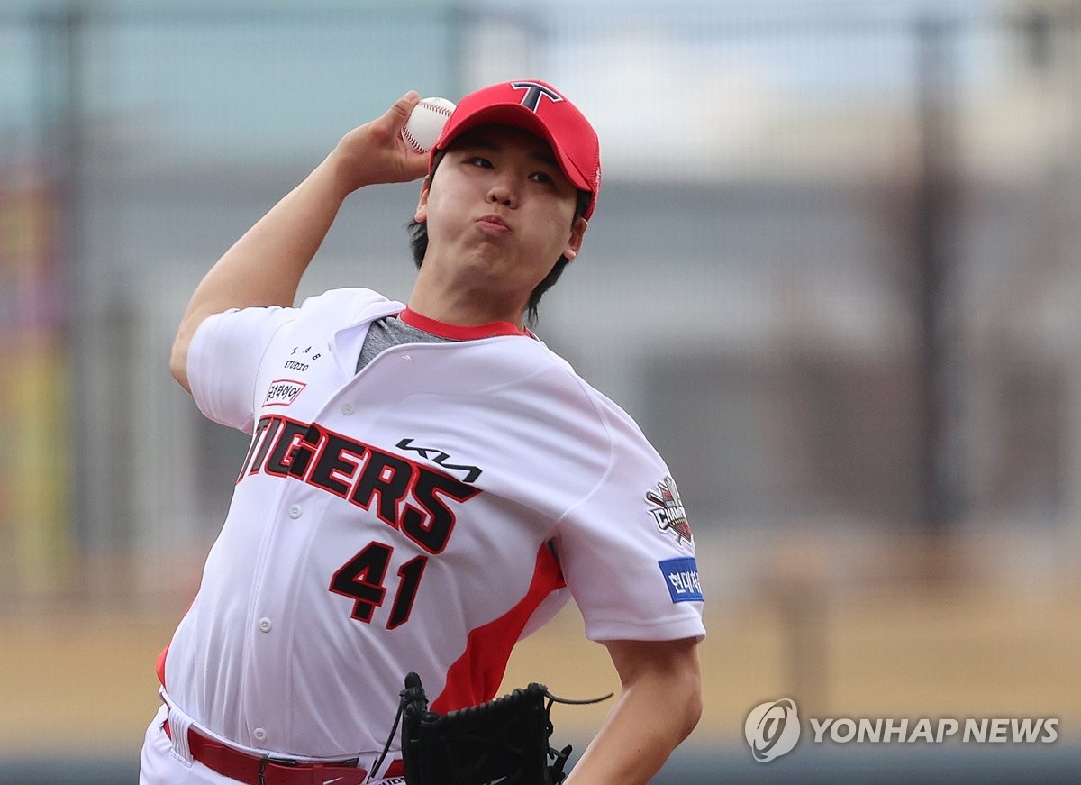 KIA 투수 황동하, 횡단보도 건너다 교통사고…6주 이상 재활