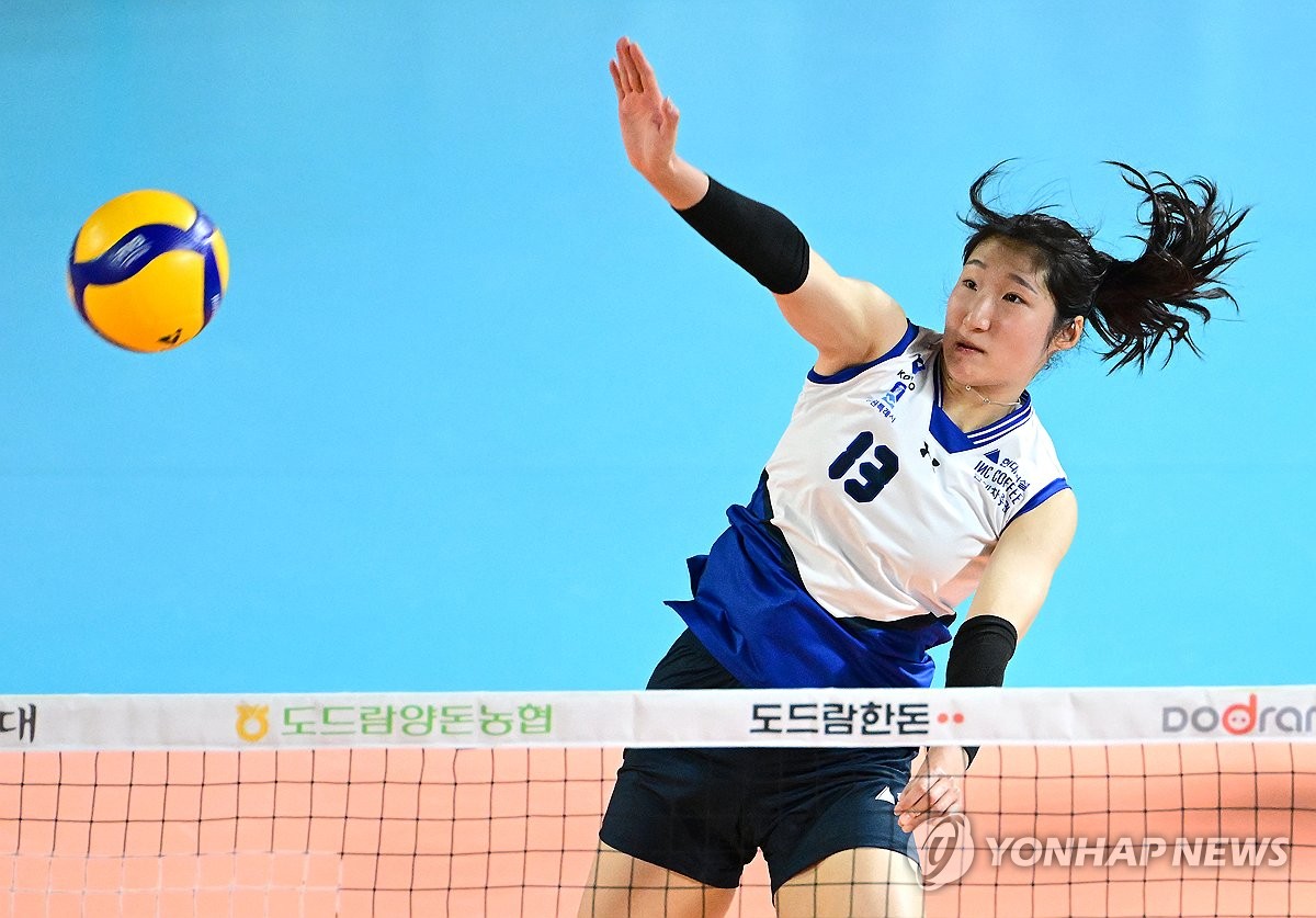 공격하는 현대건설 정지윤