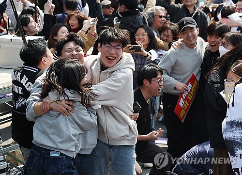NYT "한국, 지난 4개월간 민주주의 원상 회복력 입증했다" 진단
