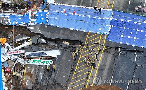 崩落事故から３日　行方不明者の捜索続く