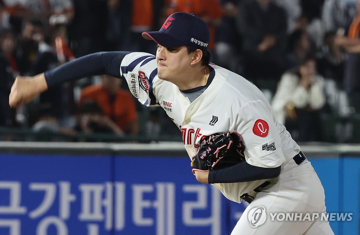 올라가면 막는다…프로야구 롯데 김원중, 150세이브 고지 정복