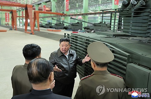 무릎 꿇고 탱크 살핀 김정은 "2차 장갑무력혁명 일으켜야"