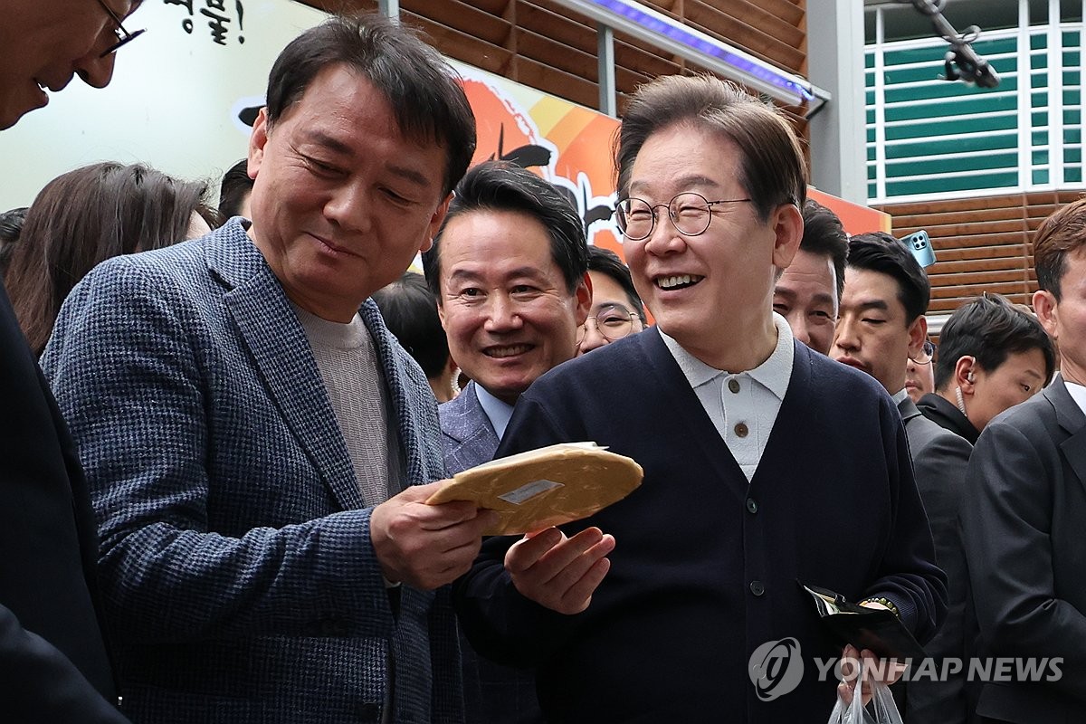 이재명, 전통시장 민생행보…"내란 다시 시작, 못하게 막아야"(종합)
