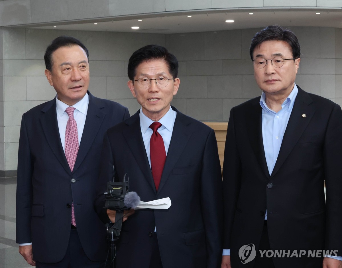 Kim Moon-soo (C), the People Power Party's presidential candidate, answers reporters' questions during his visit to Gyeongju, about 370 kilometers southeast of Seoul, on May 6, 2025. (Yonhap)