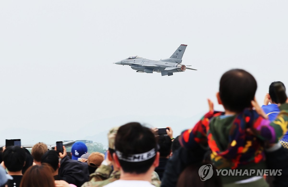 화려한 비행 선보이는 F-16
