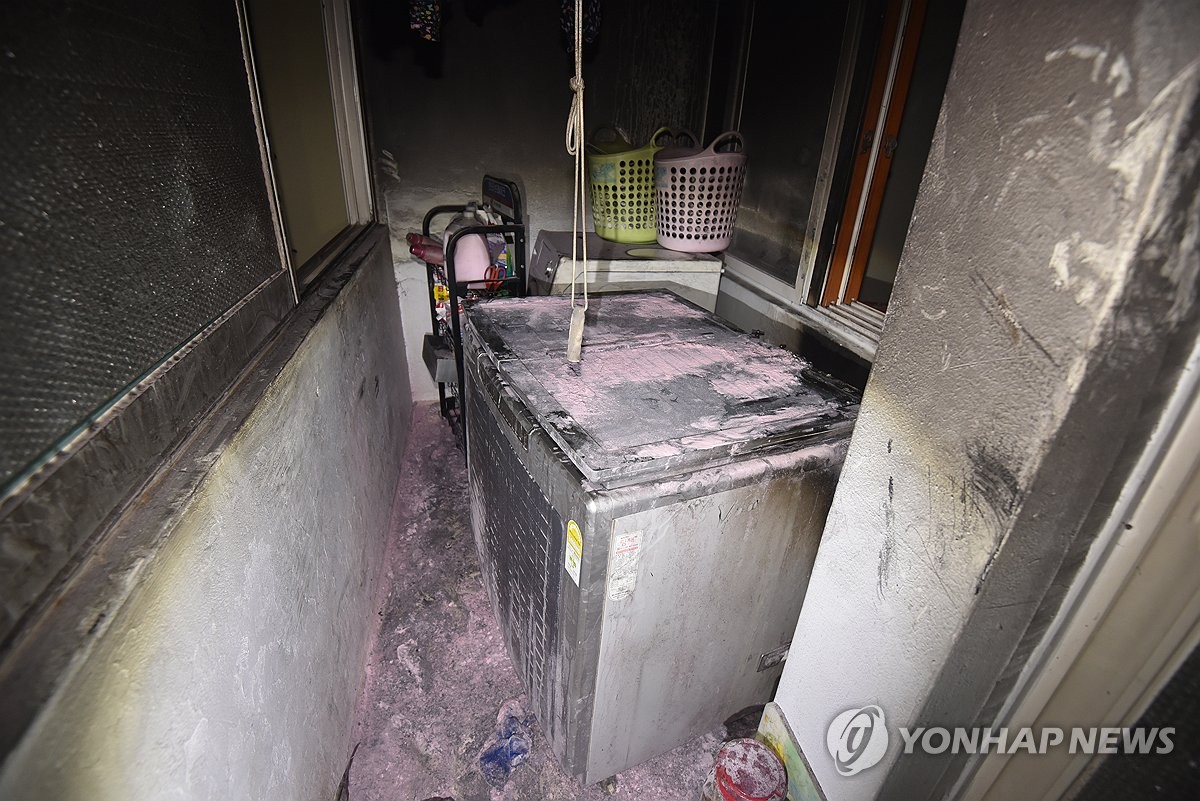 대전서 리콜 대상 김치냉장고에 불…집 주인 대피