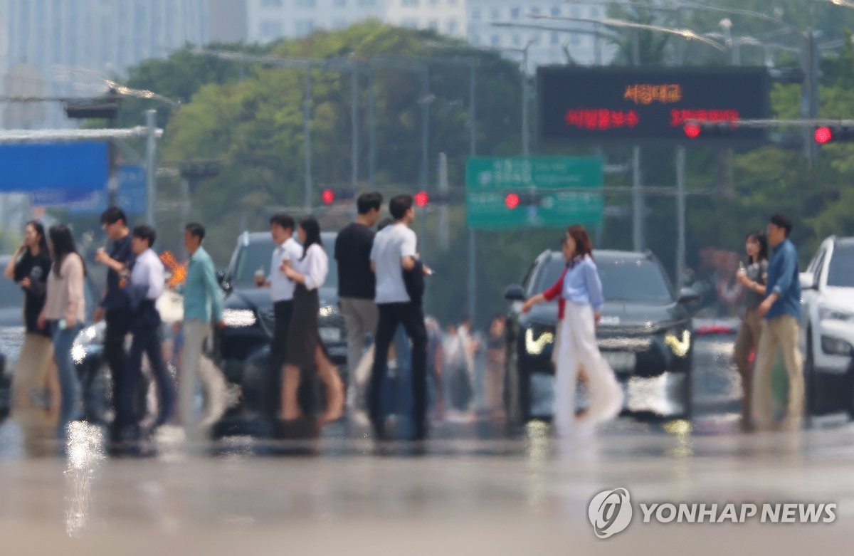 맑지만 미세먼지·오존 짙어…곳곳에 거센 소나기