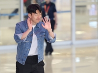 '무관의 한' 털어낸 손흥민…'UEL 메달 퍼포먼스'로 귀국 인사