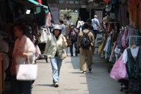 10년전보다 돈 안쓴다…전 연령대 소득 대비 소비지출 비중↓