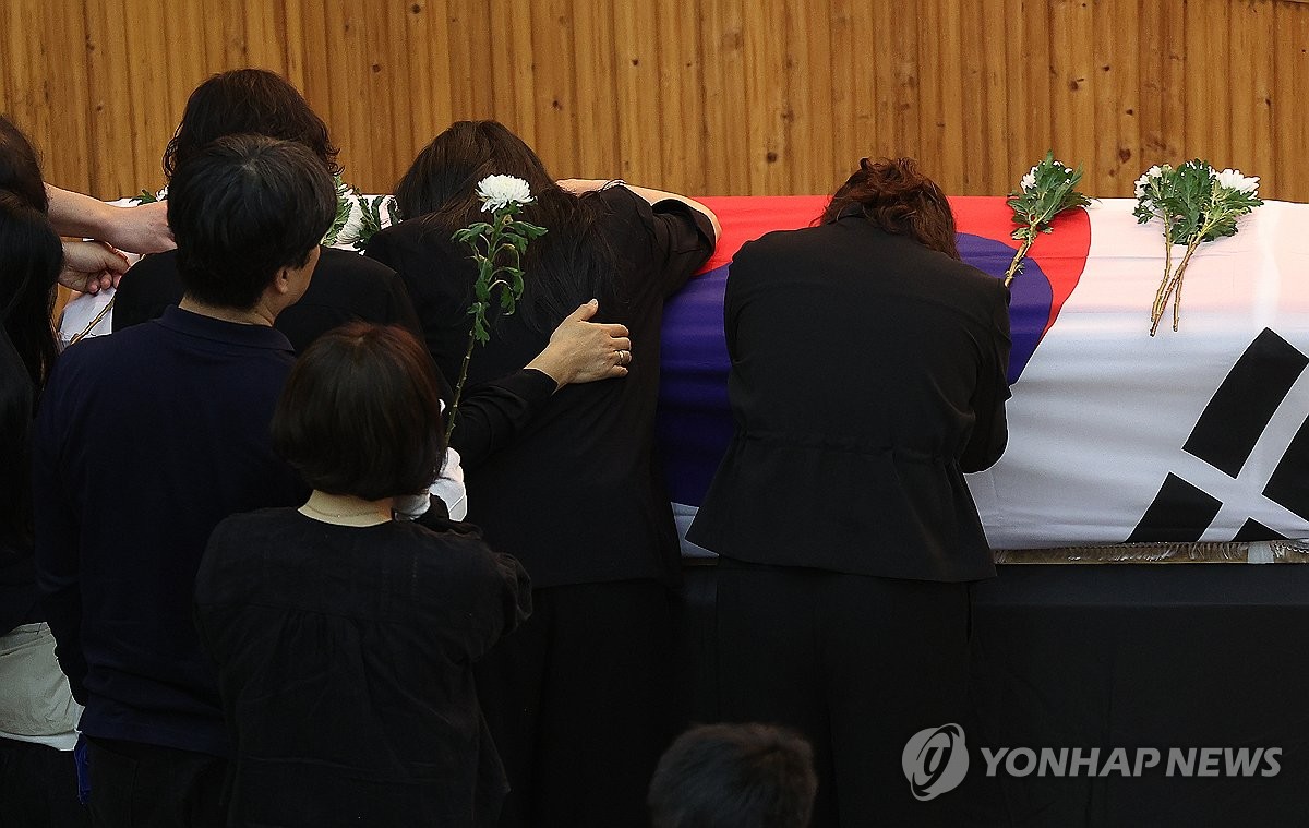 "이대로 보내야 하나"…해군 초계기 순직장병 눈물 속 영결식(종합)
