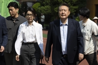 구속에 압수수색·소환, 몰아치는 3대 특검…사면초가 尹부부