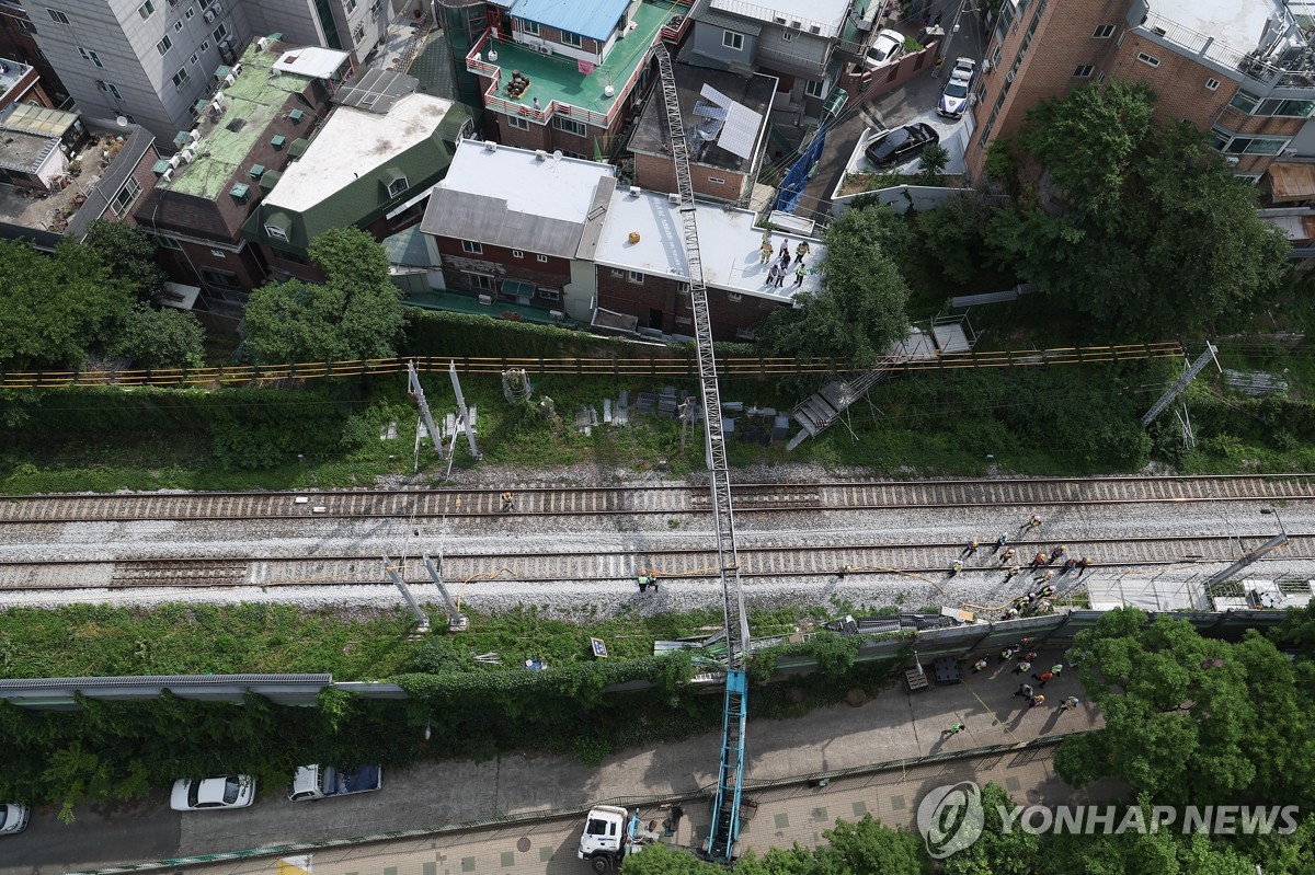 경의선 선로 덮친 사다리차…운전자 