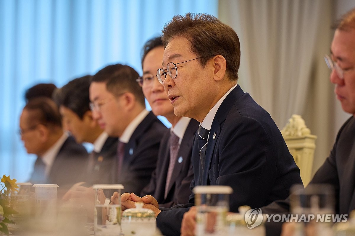 李대통령, 비공개로 장남 혼사 치러…소년공 시절 친구들도 초청