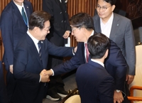 권성동 "총리임명 안돼" 2번 말하자 李대통령 웃으며 권성동 팔 '툭'