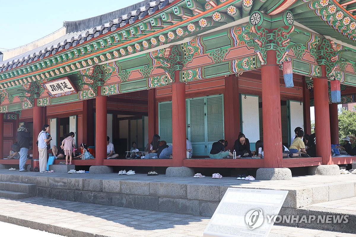 나도 '폭싹' 주인공…제주목관아서 옛 교복 입고 백일장
