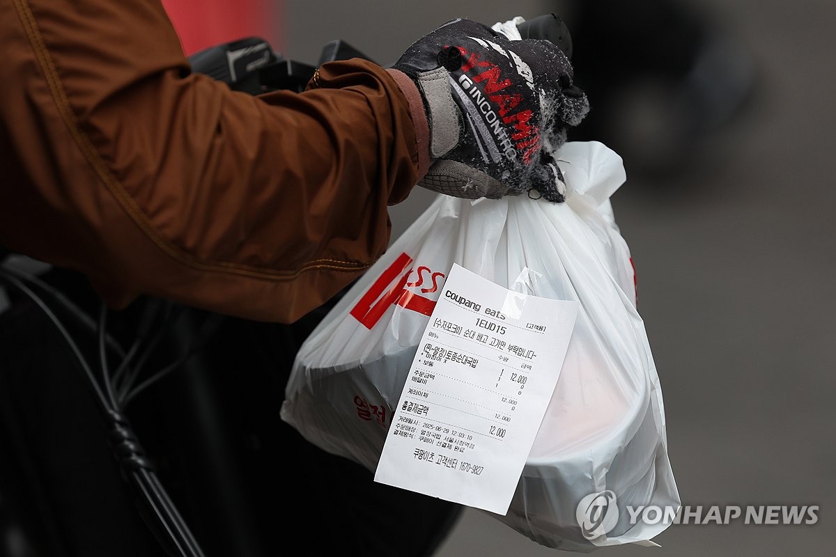 자영업자 옥죄는 배달앱수수료…'상한제' 온플법에 담나