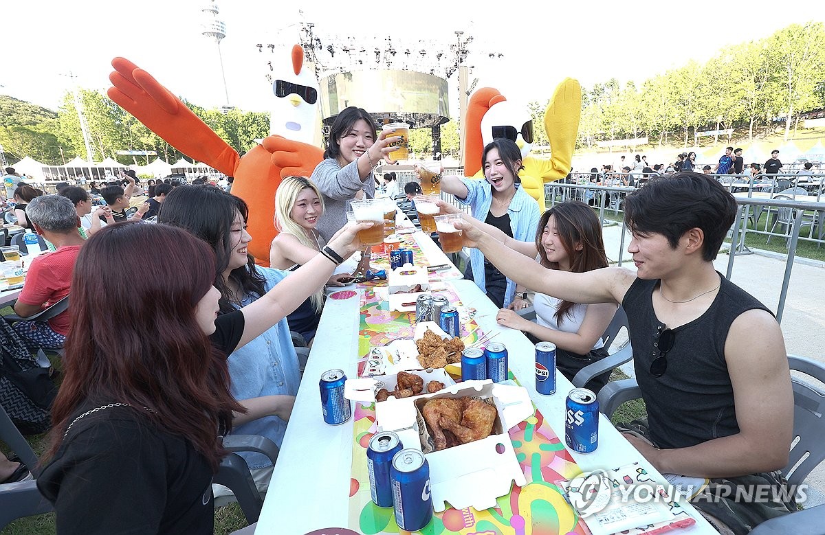 "치맥으로 무더위 날려요"…폭염 속 대구 치맥페스티벌 …