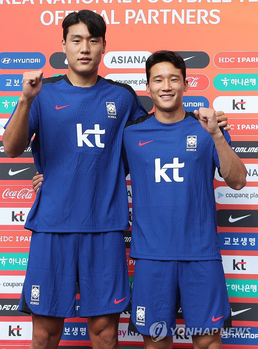 포즈 취한 이호재-이태석