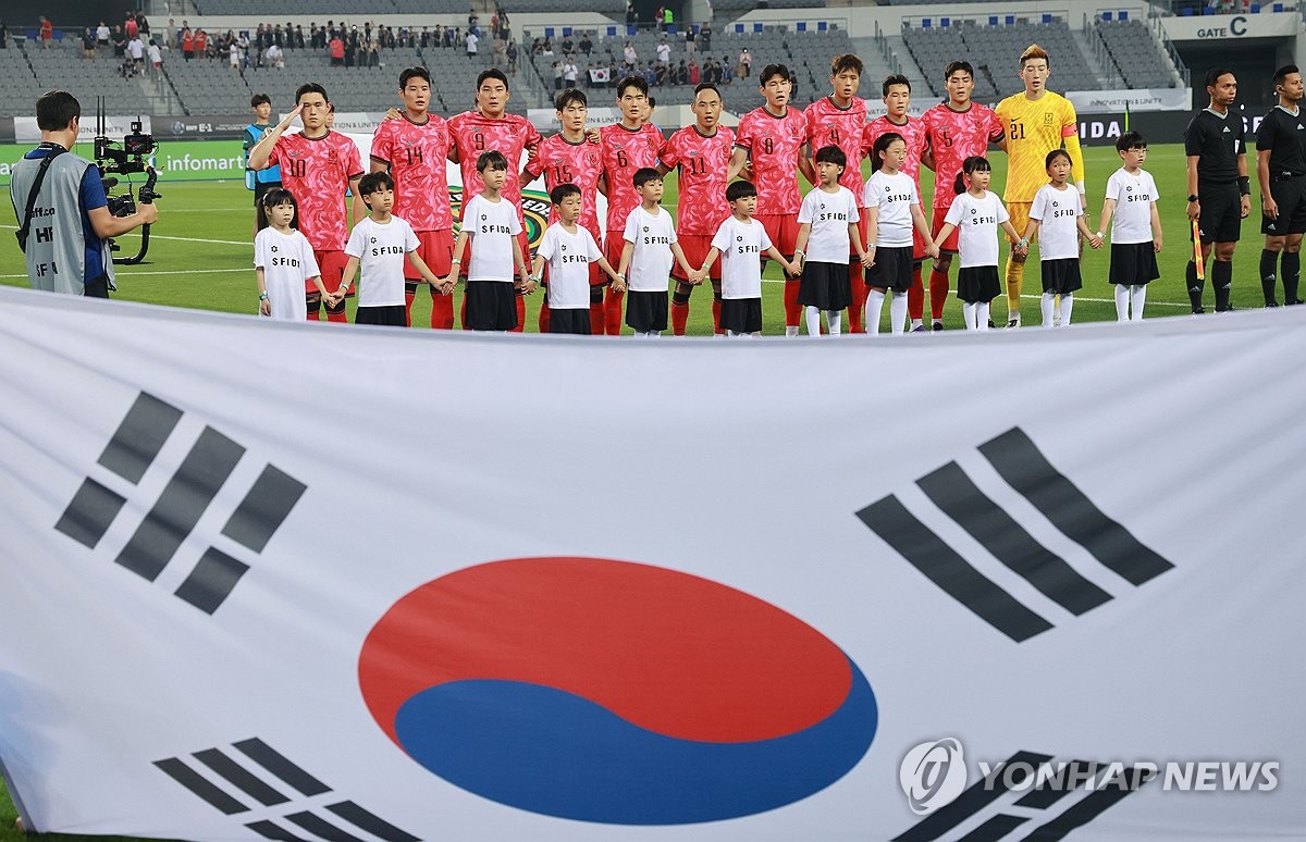애국가 부르는 한국 선수들