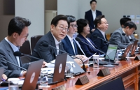 李대통령 "비공개 회의내용, 정치 활용 안돼" 이진숙에 '경고'
