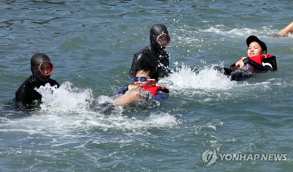 해군 SSU·해녀에게 바다 생존수영 배운 제주 초등생들