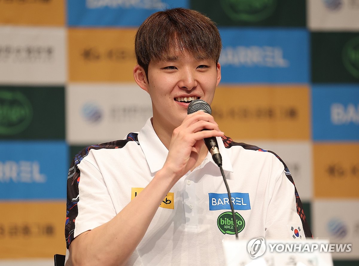 인터뷰하는 김우민
