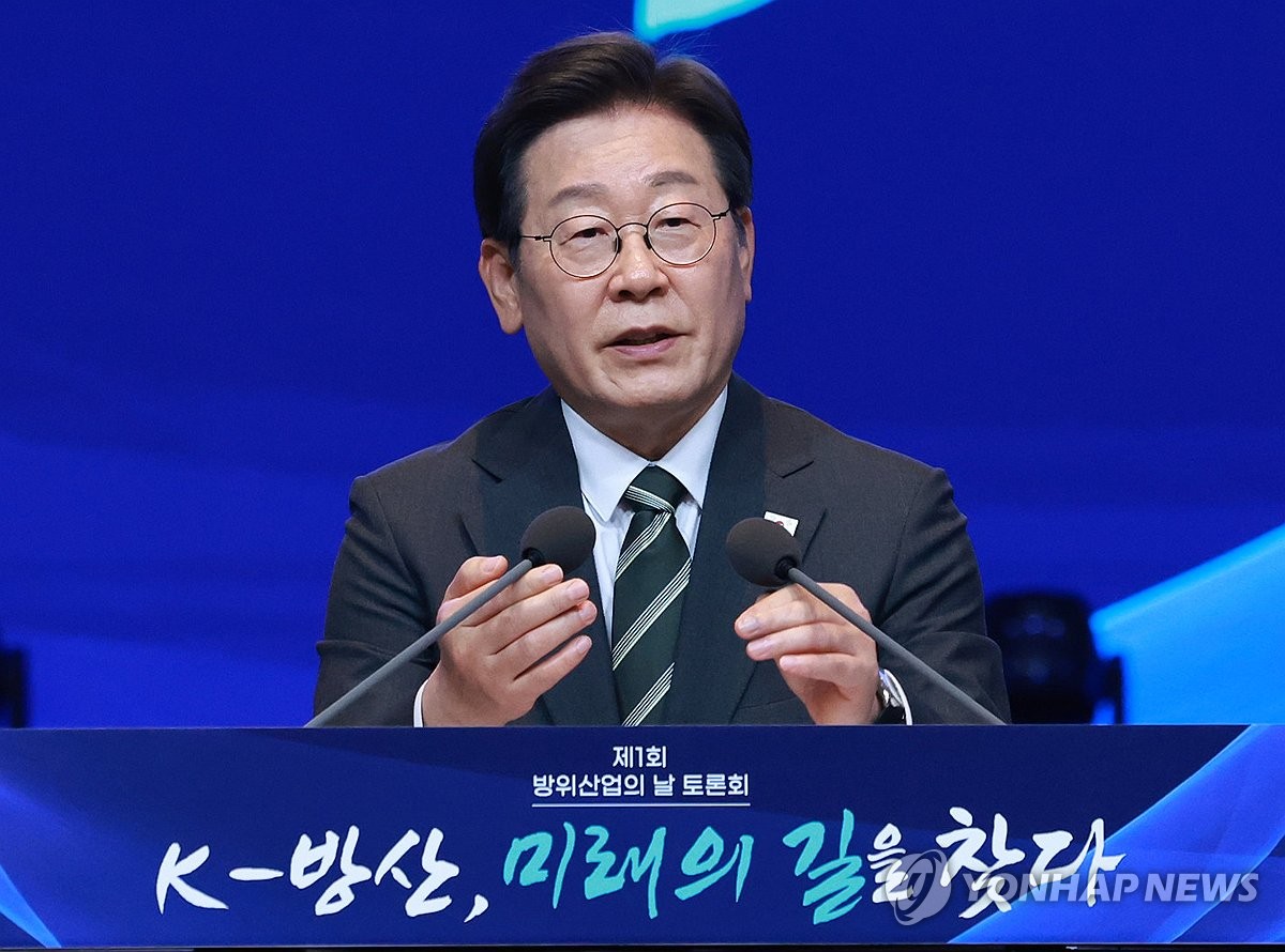李대통령 "방위산업 강국 나아가야…미래 먹거리 되도록 투자"(종합)