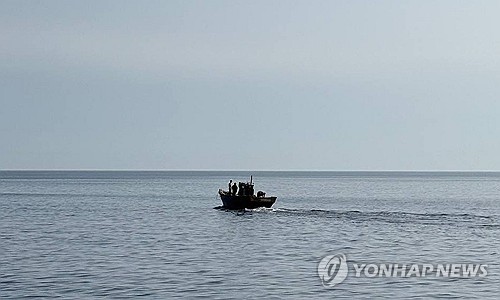 (شامل) سفينة تجارية كورية شمالية تعبر الحدود البحرية وتتراجع بعد طلقات تحذيرية من الجنوب