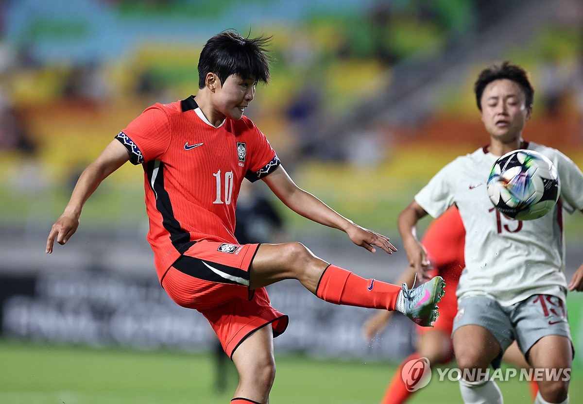 Women's football legend pushes young players to get better