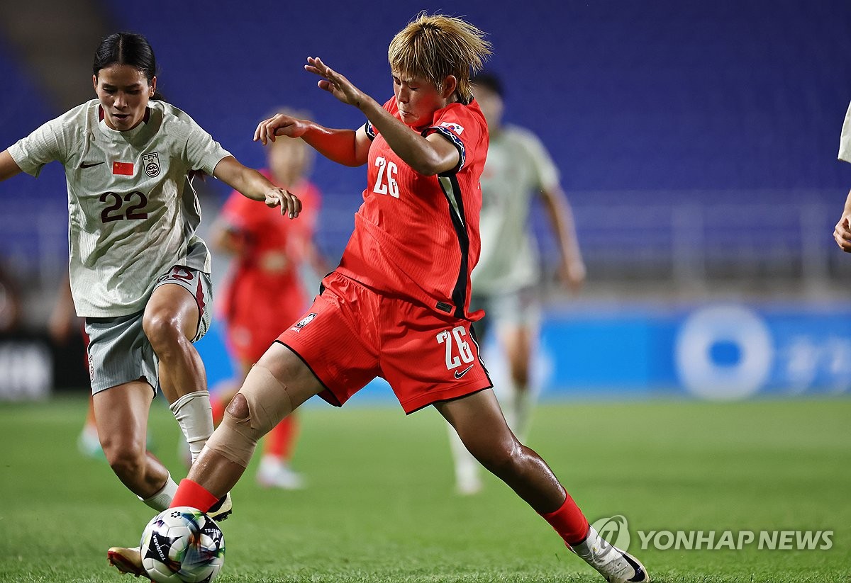 볼 지키는 김민지