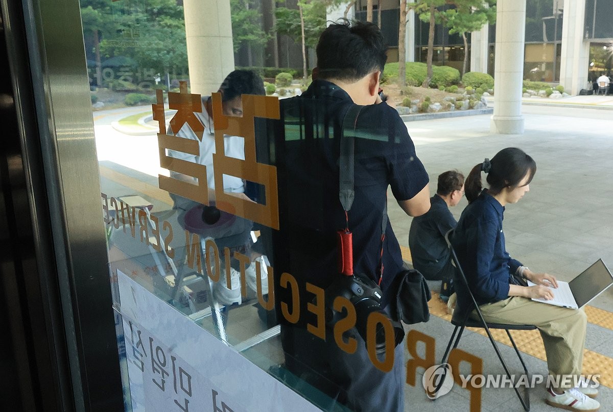 尹, 재구속 후 특검 첫 조사 응할까…불응시 강제구인 …