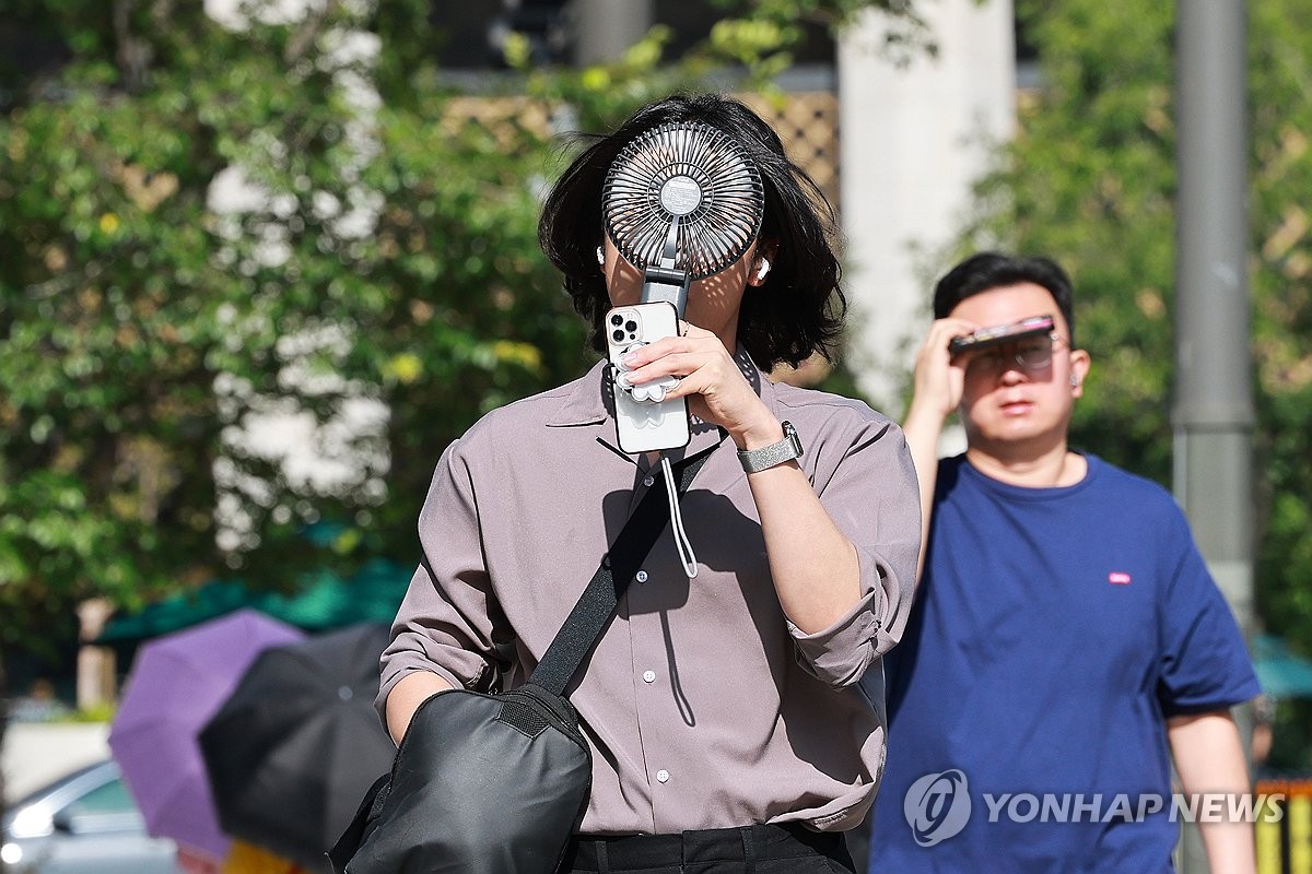 전국 대부분 낮 최고 36도 폭염…동해안은 한풀 꺾여