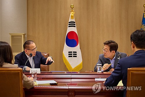  Lee calls for efforts to restore inter-Korean relations