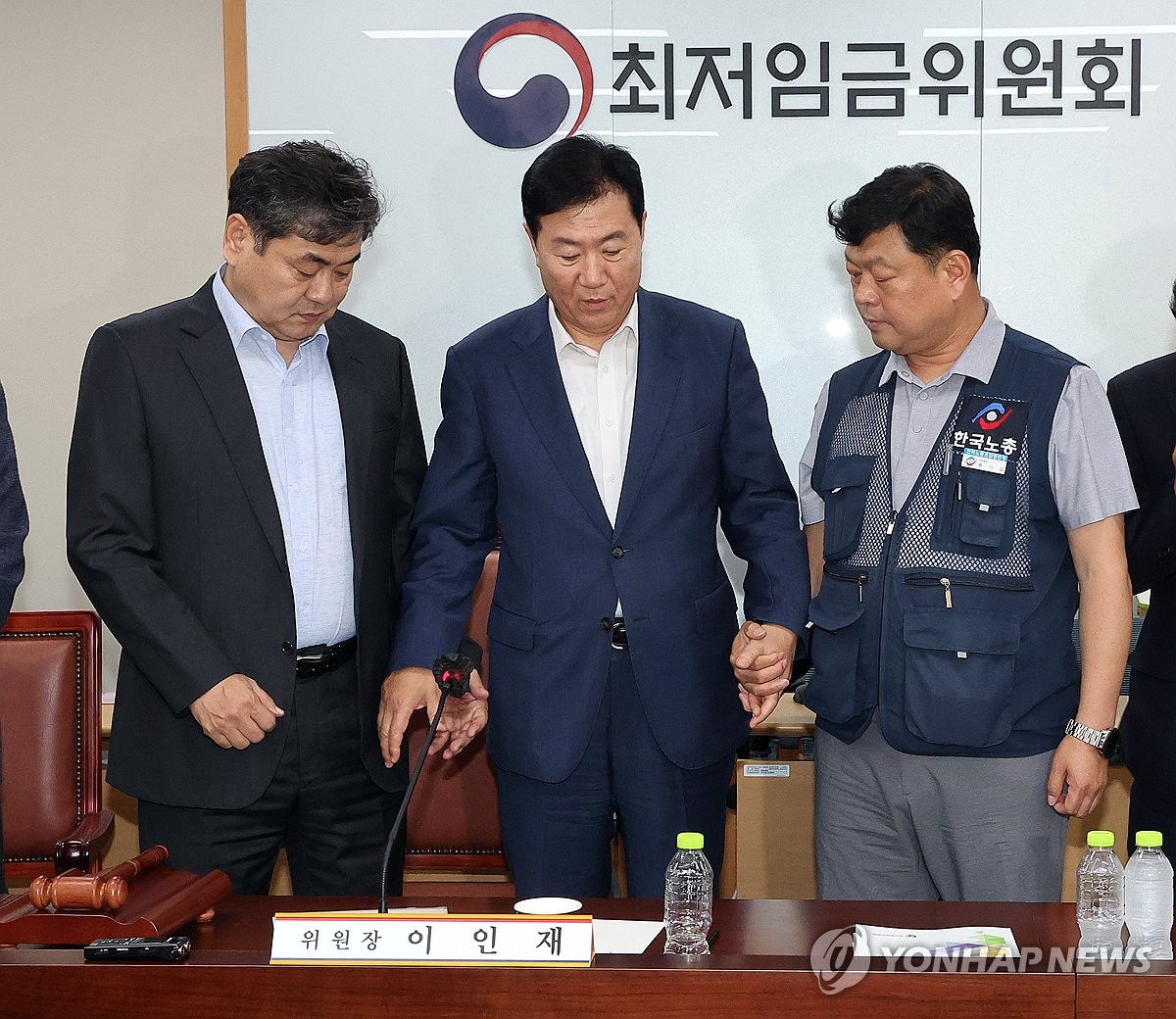 최저임금위원장, 17년만의 합의결정에 "사회적대화 저력…