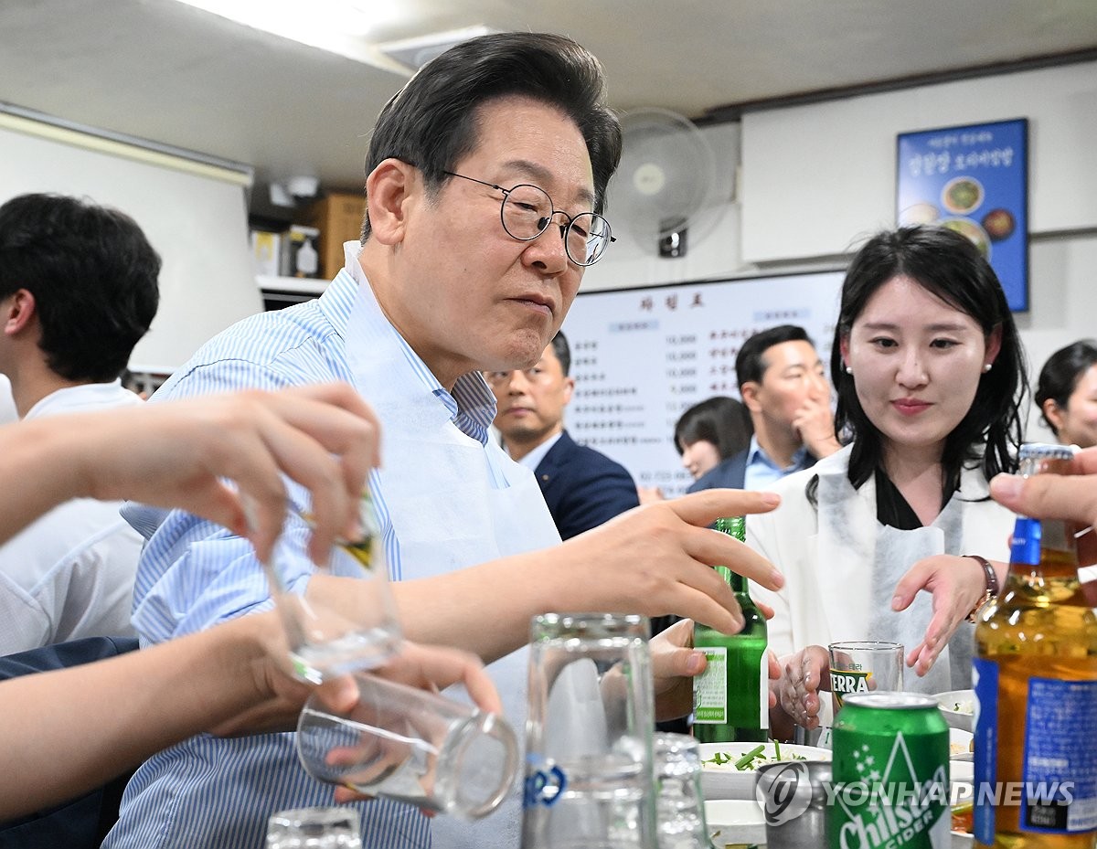李대통령 "골목이 살아야 경제가 산다…외식에 동참해달라…