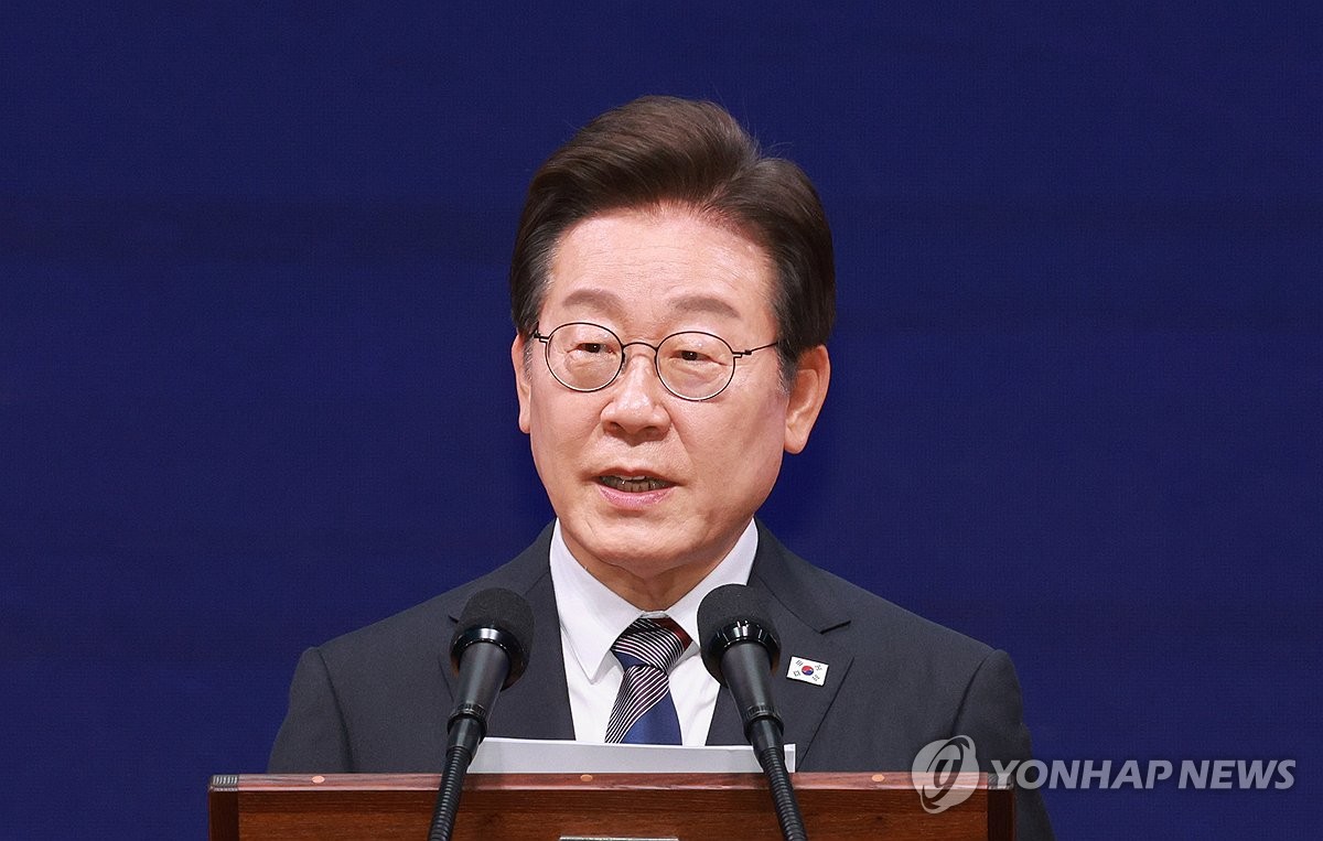 李대통령 "자유가 곧 경제…민주주의가 밥먹여주는 것 증…