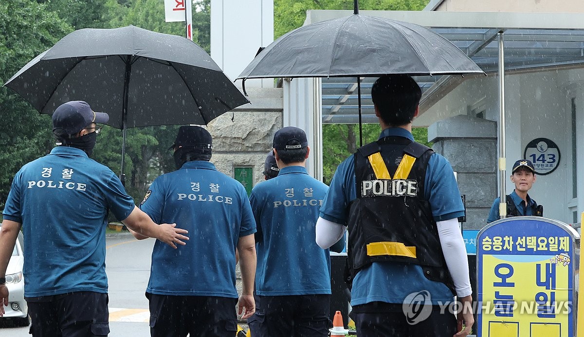 구속후 계속 조사거부 尹…내란특검, 오늘 2차 강제구인 시도