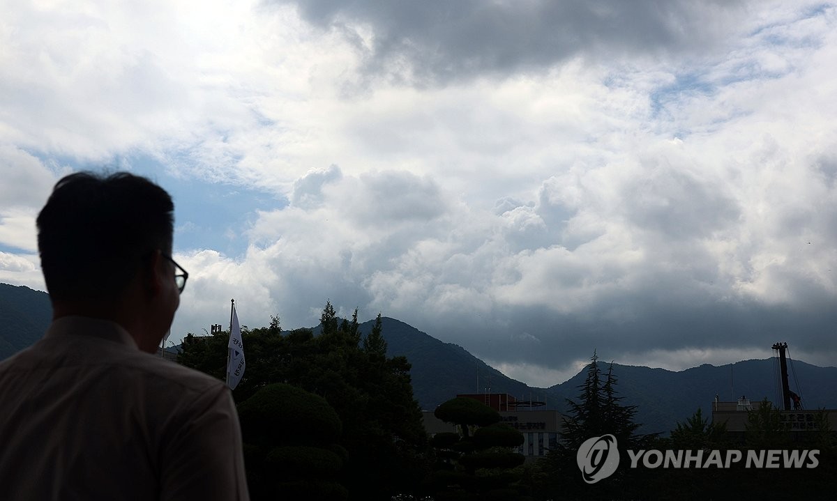 구름 많은 하늘
