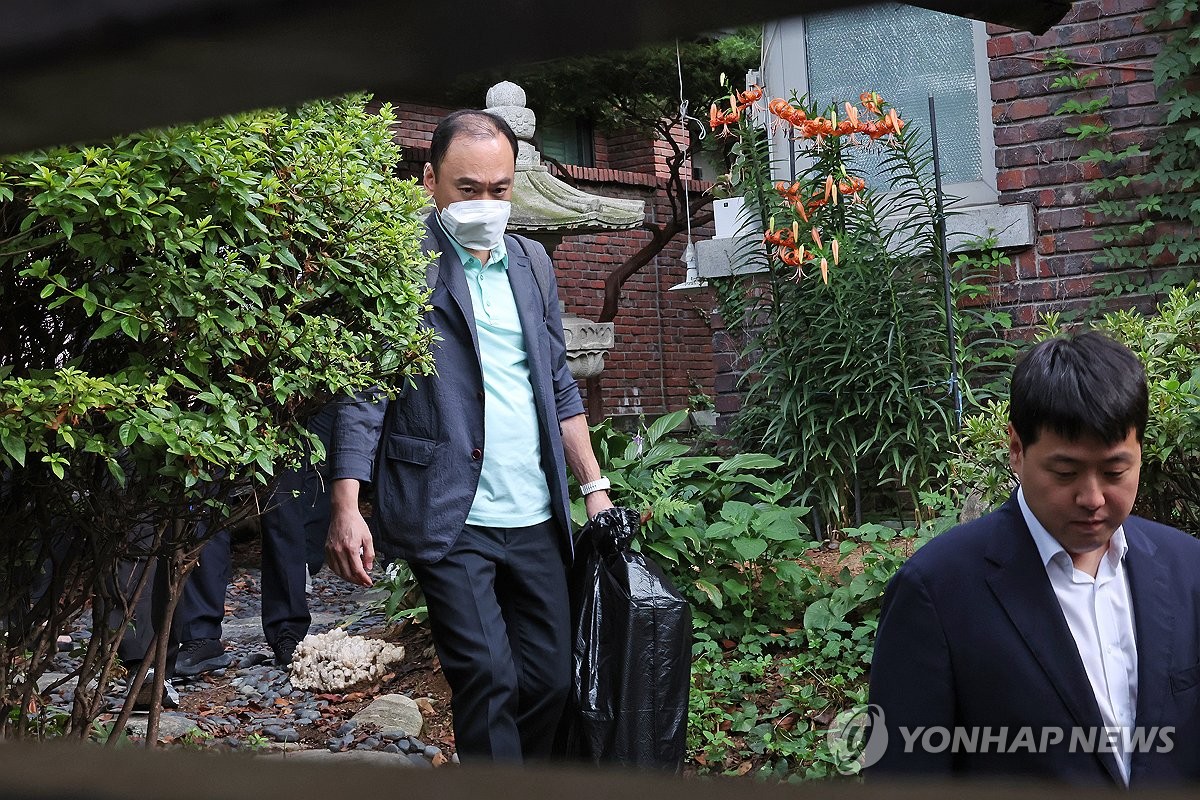 김건희특검, 건진법사에 '공천·인사 청탁' 사업가 강제…