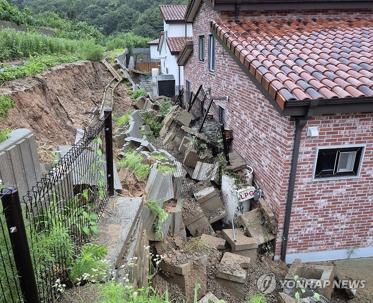 [속보] 與, 폭우피해에 충청·영남 전대경선 현장행사 …
