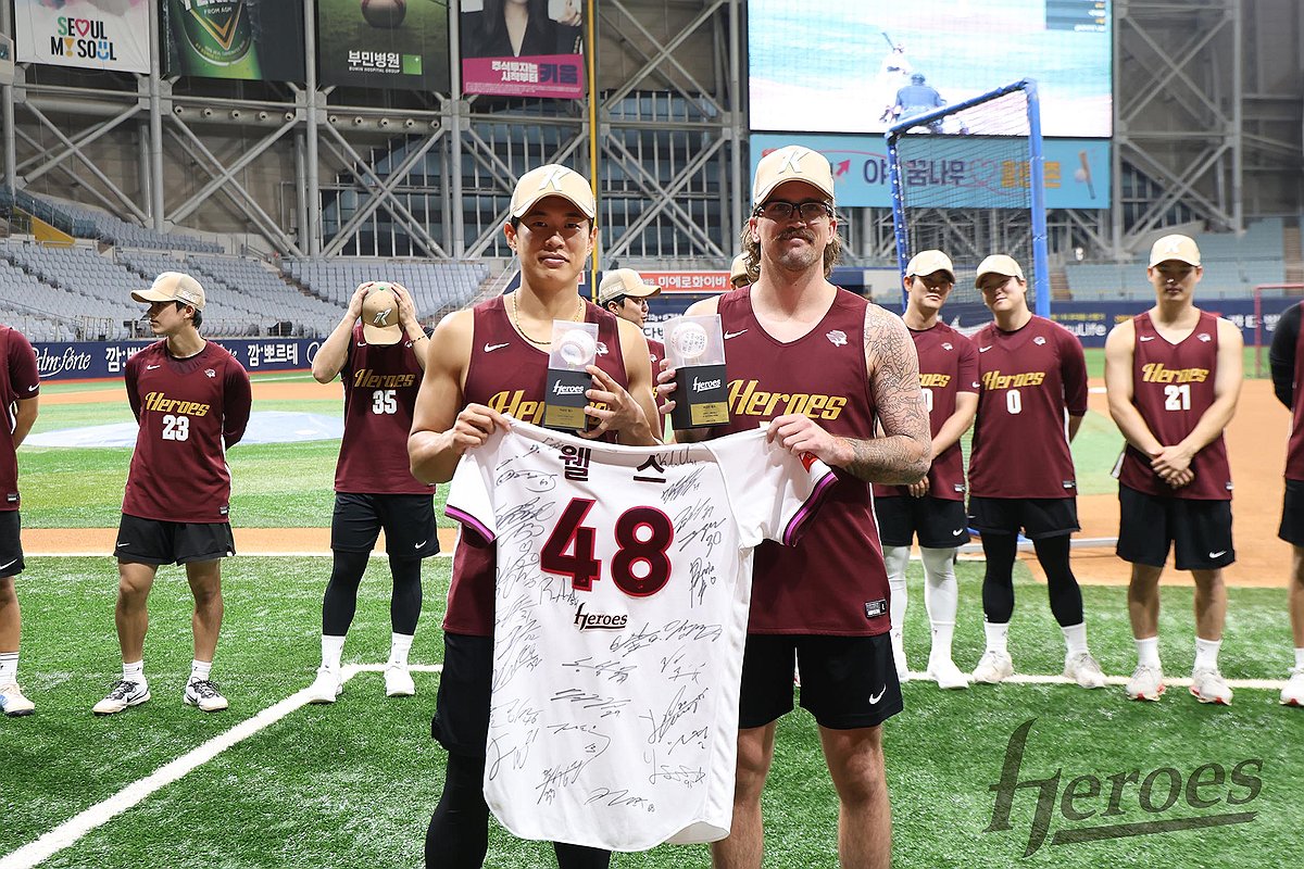 웰스에게 사인이 담긴 유니폼 선물하는 키움 주장 송성문