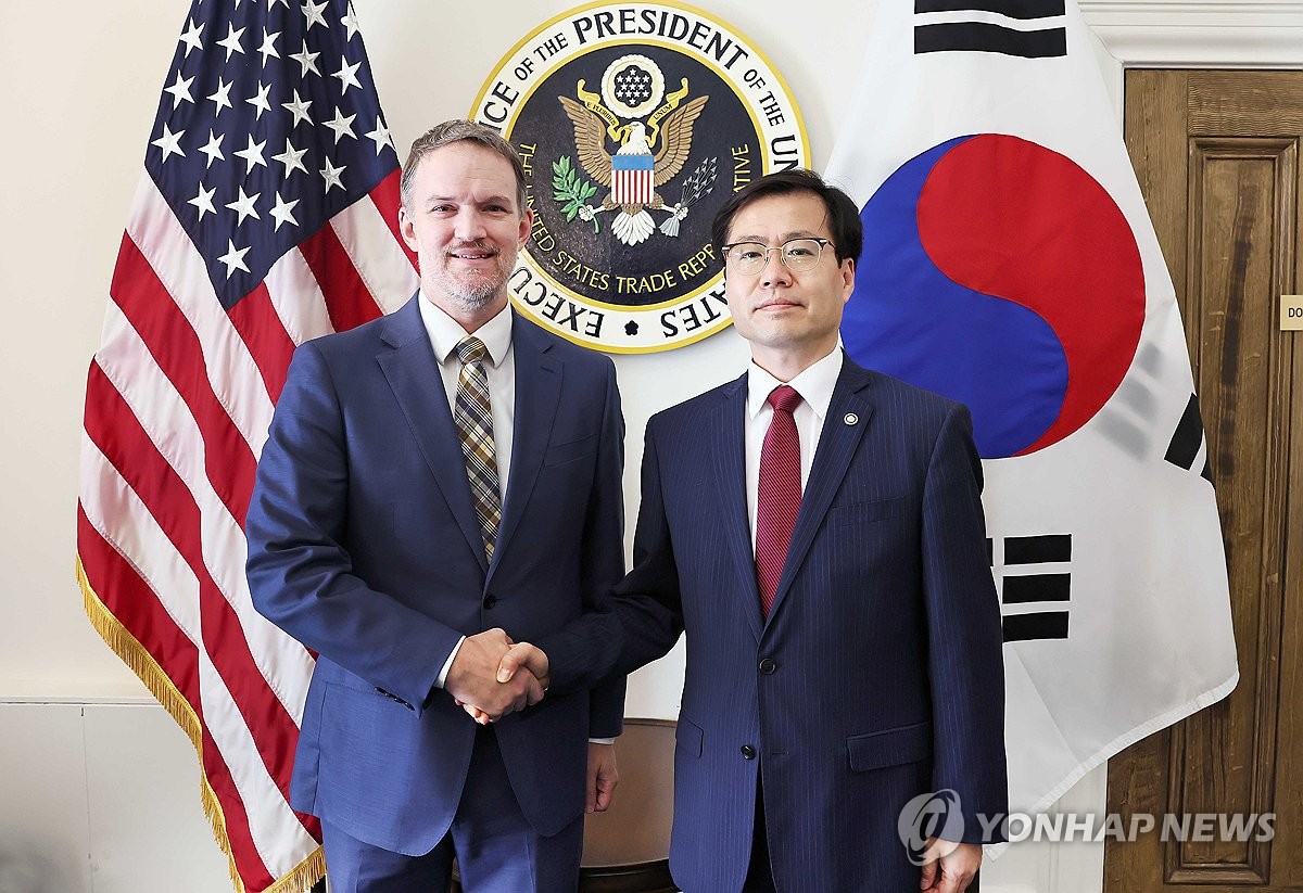 여한구 산업통상자원부 통상교섭본부장(오른쪽)과 제이미슨 그리어 미 무역대표부(USTR) 대표