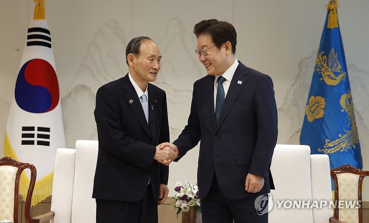 李대통령 "韓日 미래지향적 발전하길"…스가 "우호적 발…