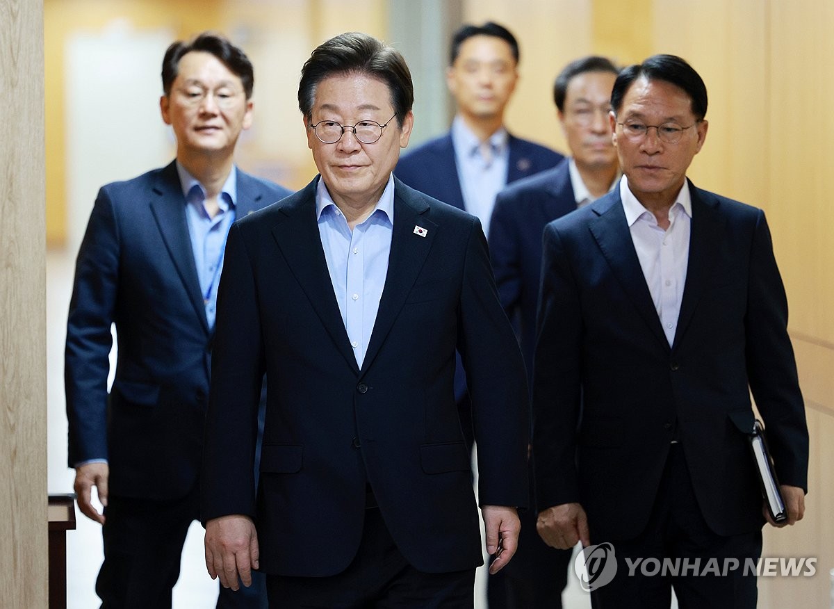 李대통령 "규제개선 속도내야…역직구 시장 넓혀 수출 확…