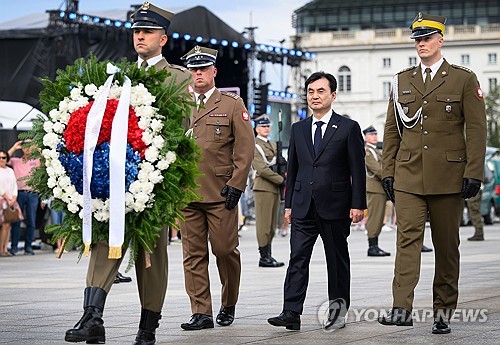 韓国国防相がポーランド訪問