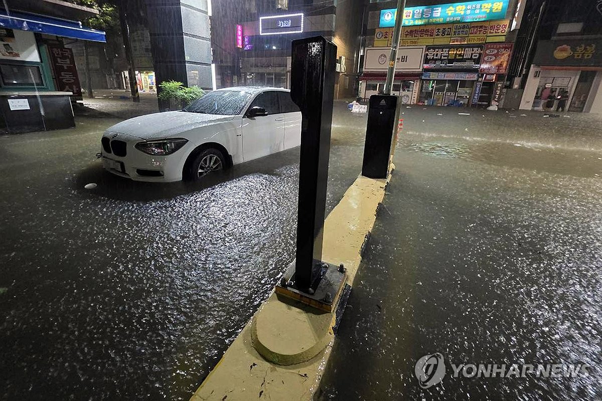 밤새 폭우에 경남도민 2천262명 대피…합천 201㎜ …