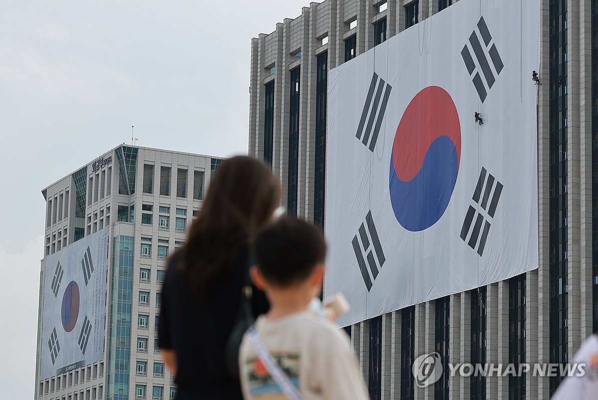 Á¤ºÎ¼¿ïû»ç¿Í ¿Ü±³ºÎ ¿Üº®¿¡ °É¸° ´ëÇü űرâ