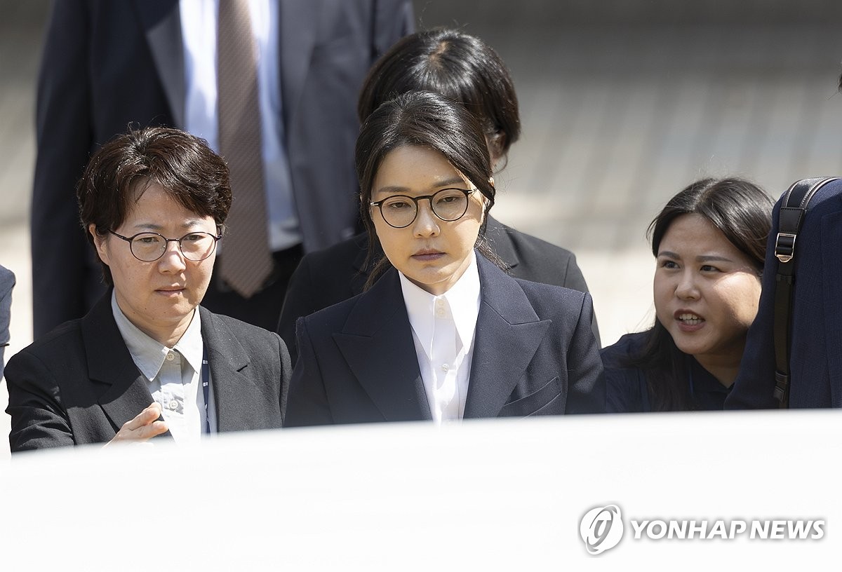 서울중앙지법 나서는 김건희 여사