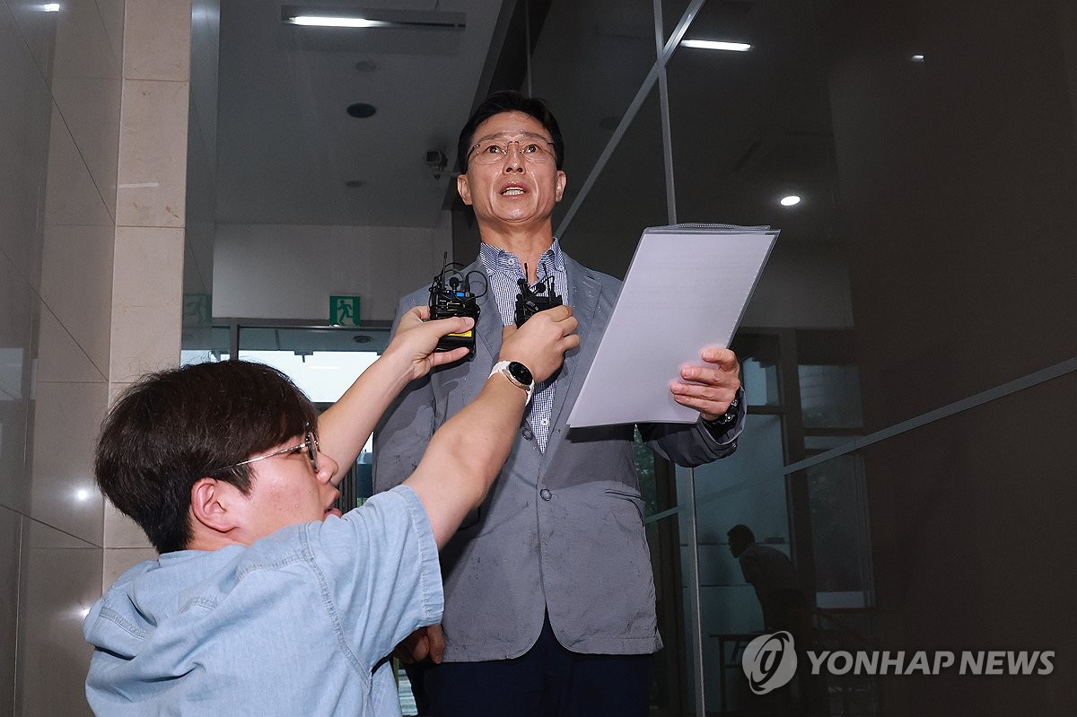 임성근 "진술 거부" 398번 반복…특검 "증거 파악하러 왔나"