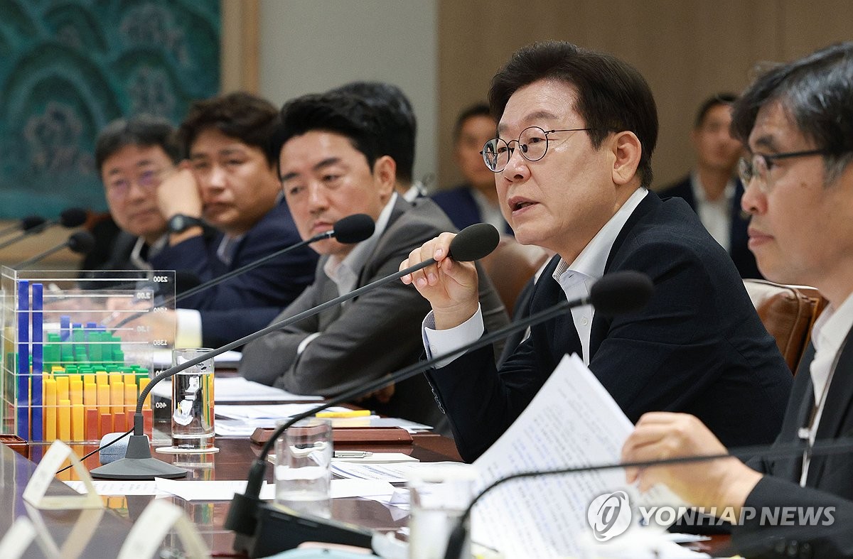 李대통령 "국가재정 취약…가을수확 위해 빌려서 씨 뿌려야"